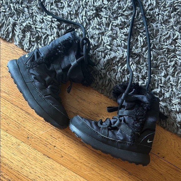 NIKE Roshe Run Hi Black Faux Fur Lined Lace-Up Boots Velcro Size 6C - Picture 1 of 8